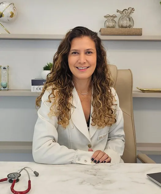 Dra. Ana Lahis Tano sorrindo, em seu consultório