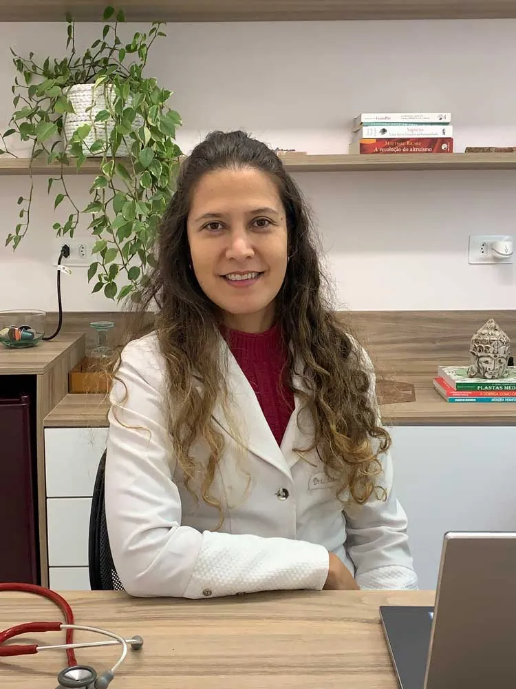 Dra. Ana Lahis Tano no consultório